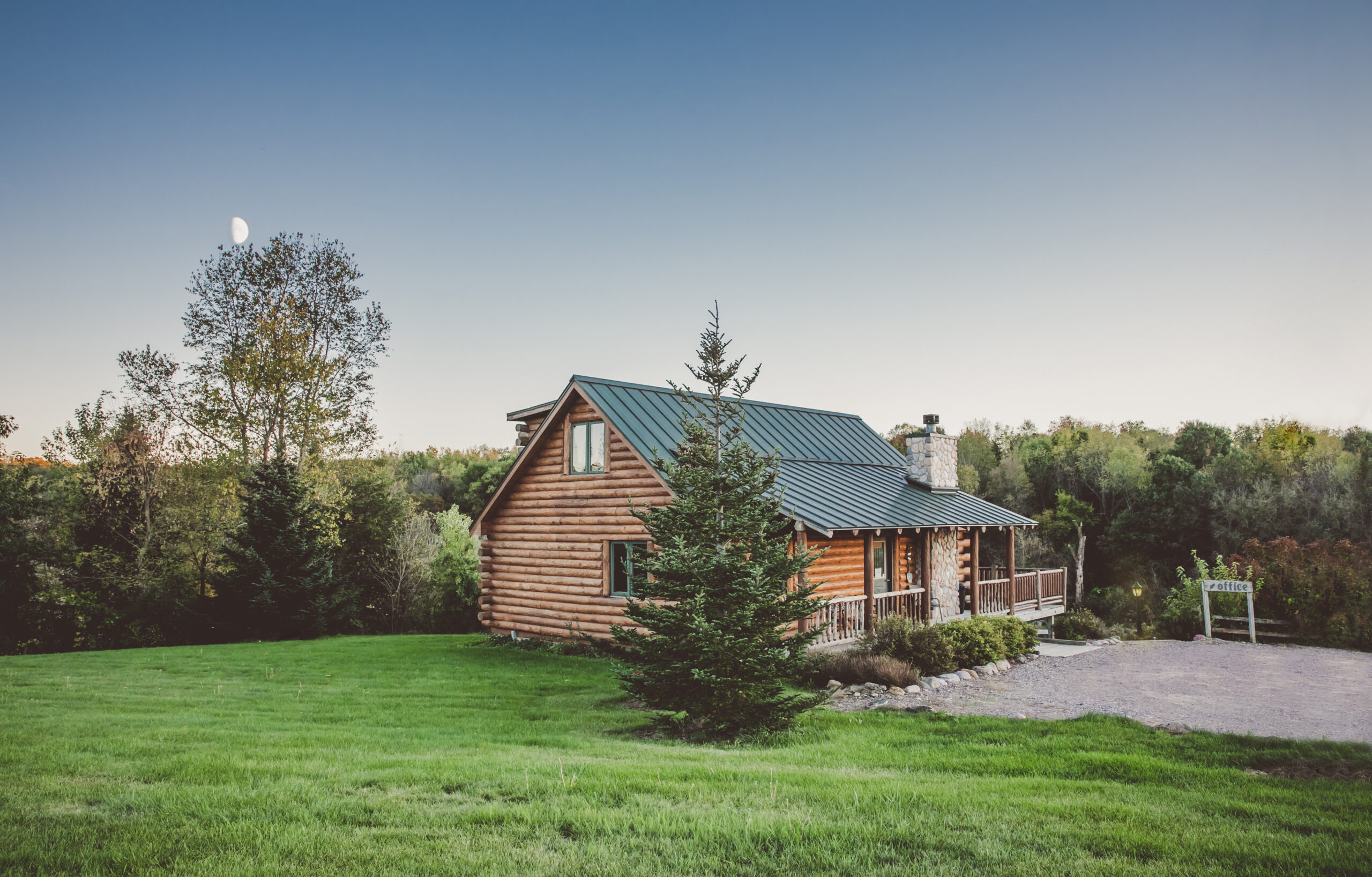 Cabin at Rustic Ridge surrounded by green landscape